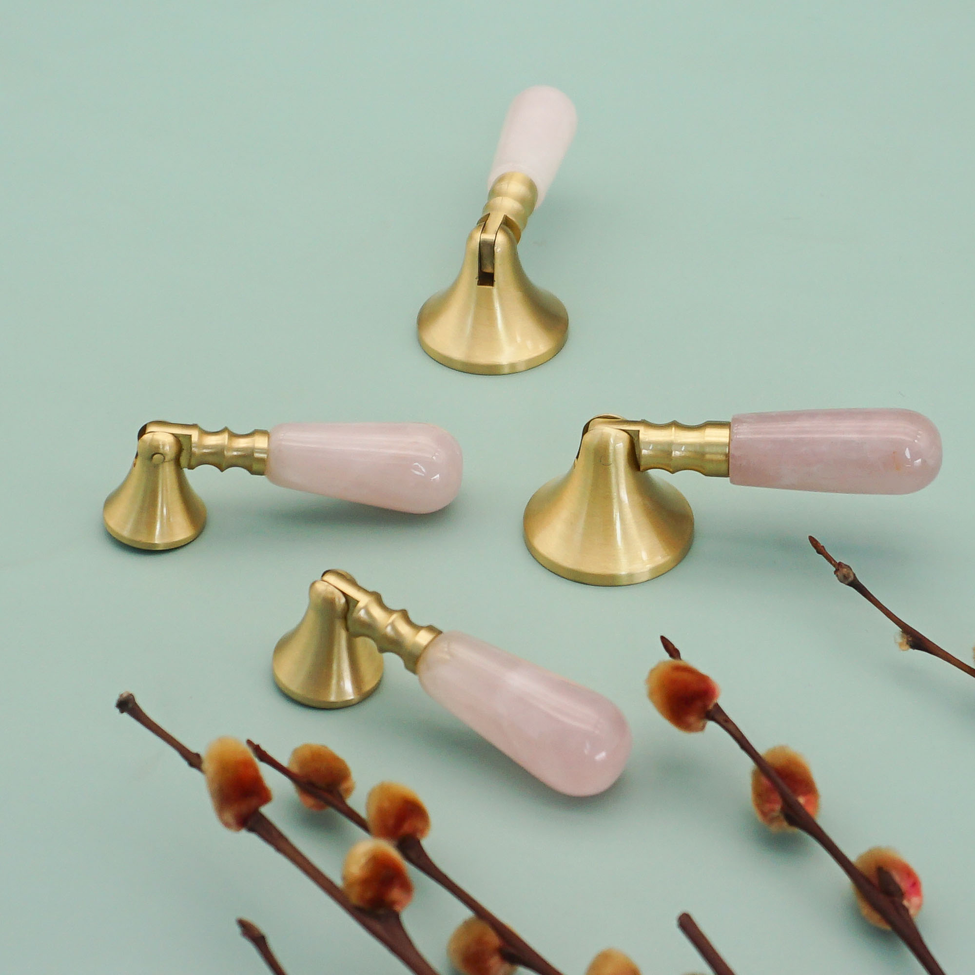 Furniture Hardware Drop Pulls - มือจับและมือจับประตูคริสตัลสีชมพู + ทองเหลือง มือจับตู้ครัว มือจับตู้เสื้อผ้าแบบดึงลง ดีไซน์หรูหราเบาๆ